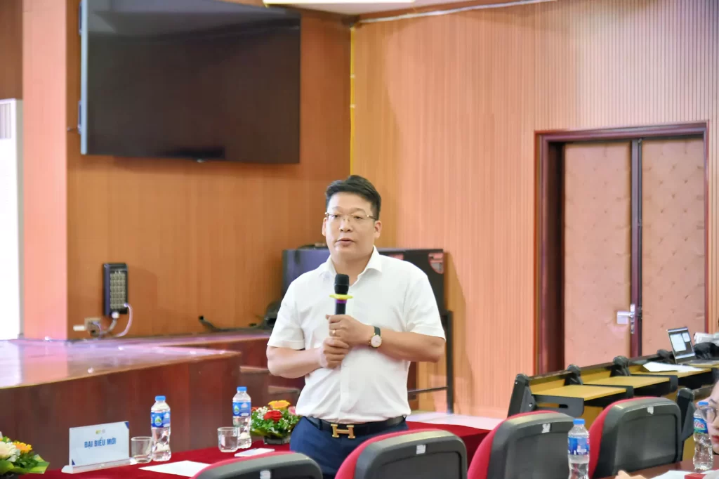 Thầy Nguyễn Bá Sơn – Ban Quản lý đào tạo giải đáp những câu hỏi của tân học viên.